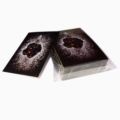 Des manches de jeux de cartes et des manches de protection personnalisées