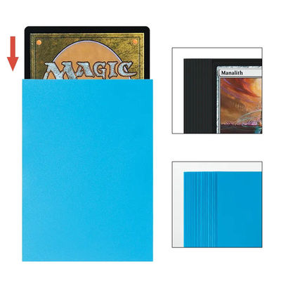 Des manches de cartes de trading MTG mates.